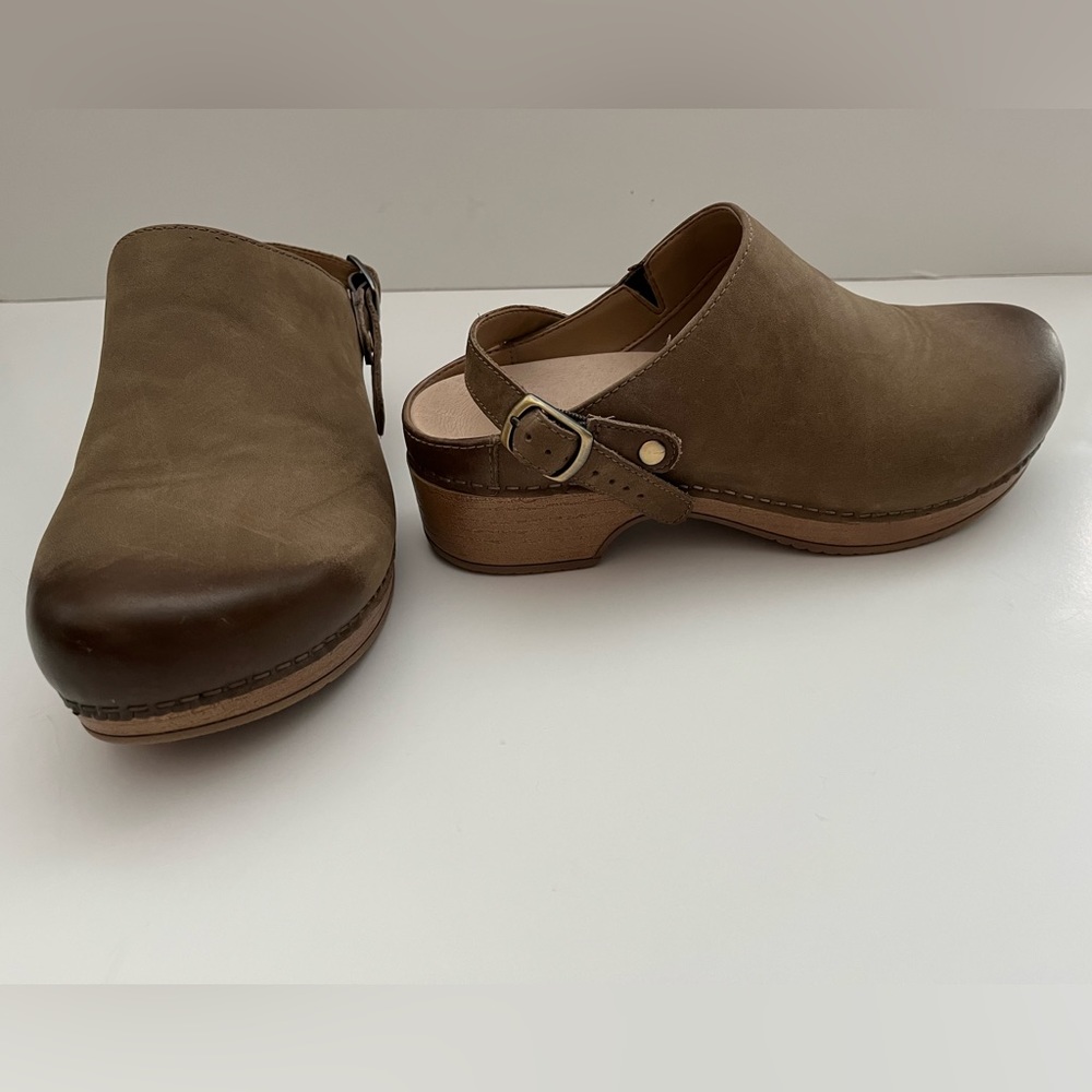 Dansko Berry Slip-On Mule Clogs - Size 7 (37) - Taupe/Tan